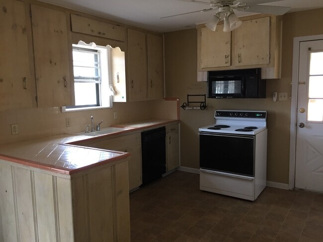 Building Photo - 3/2 with carport fenced yard pet friendly