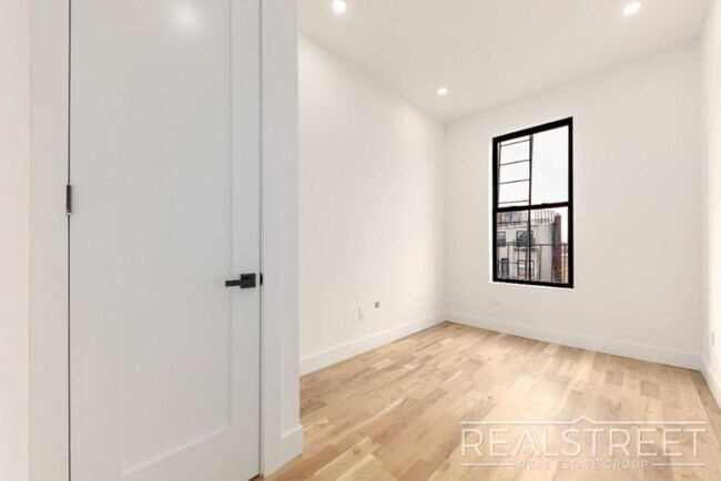 Building Photo - 3 bedroom in BROOKLYN NY 11233