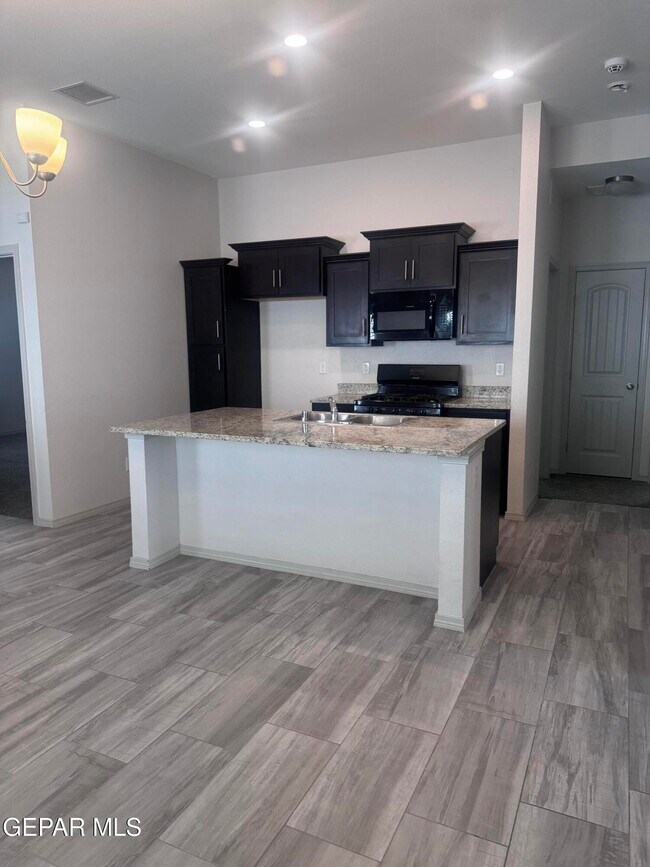 Foto del edificio - 5012 Marcella Santillana