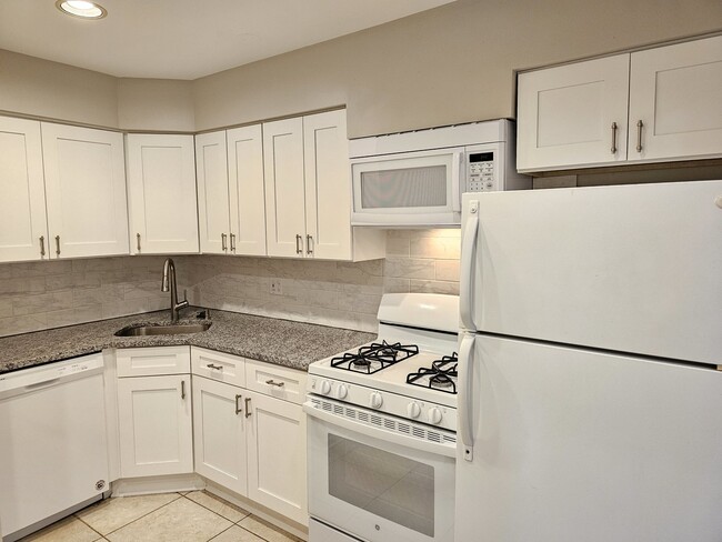Building Photo - 12 Parkside Ct
