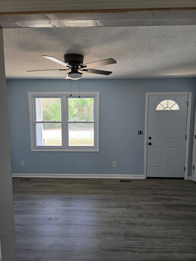 Sala de estar - 131 Jones Ray Cir