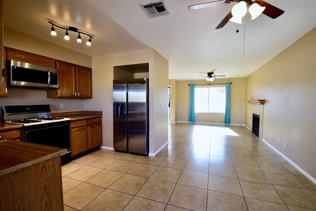 Foto del edificio - Spacious 2 Bedroom, 2 Bath Single-Story Home