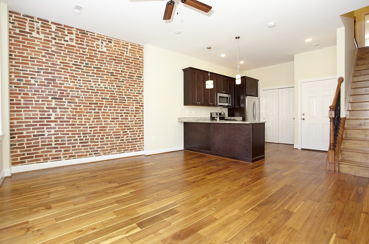 Primary Photo - 1326 W Lombard St