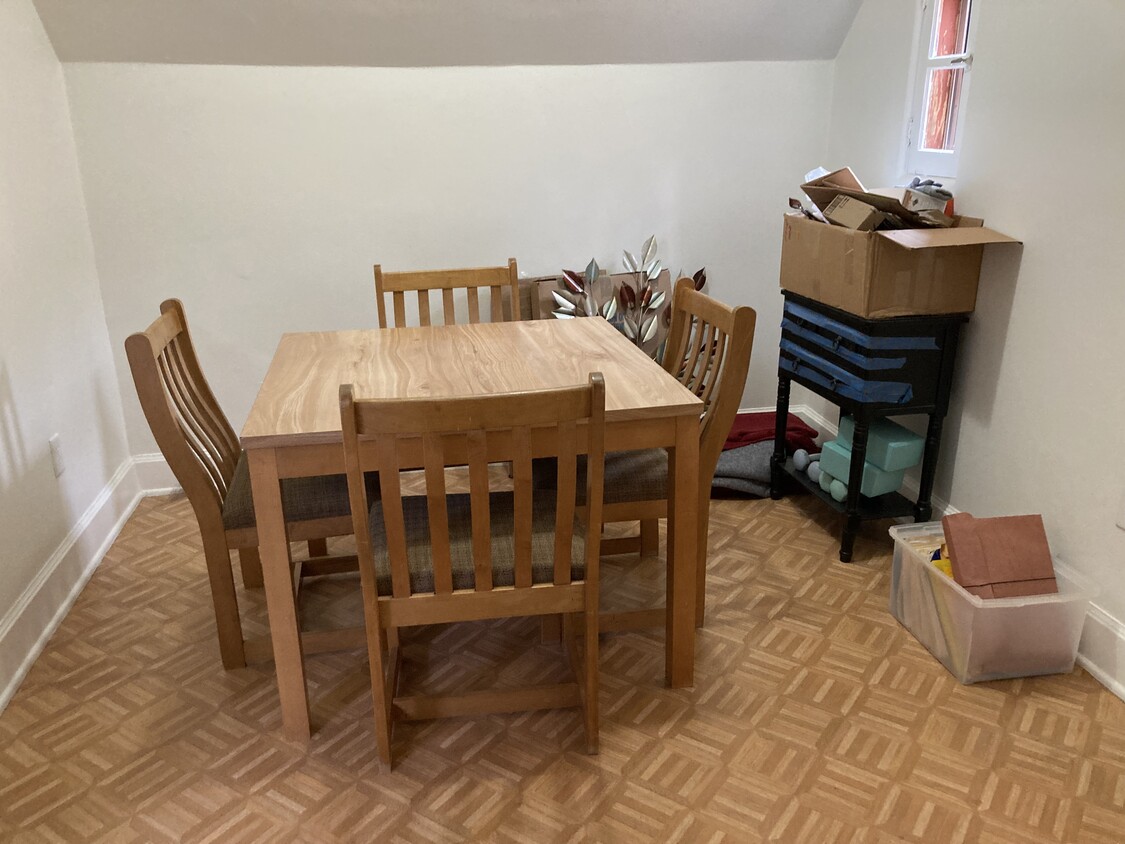 Dining area - 948 N 68th St