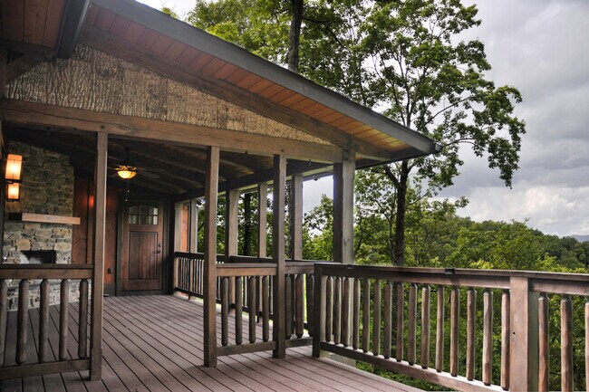 Foto del edificio - Beautiful Mountain home in Balsam Mountain Preserve Community $3500 a month with year-long lease