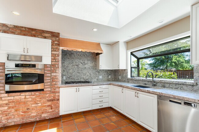 Foto del edificio - 14970 Blossom Hill Rd