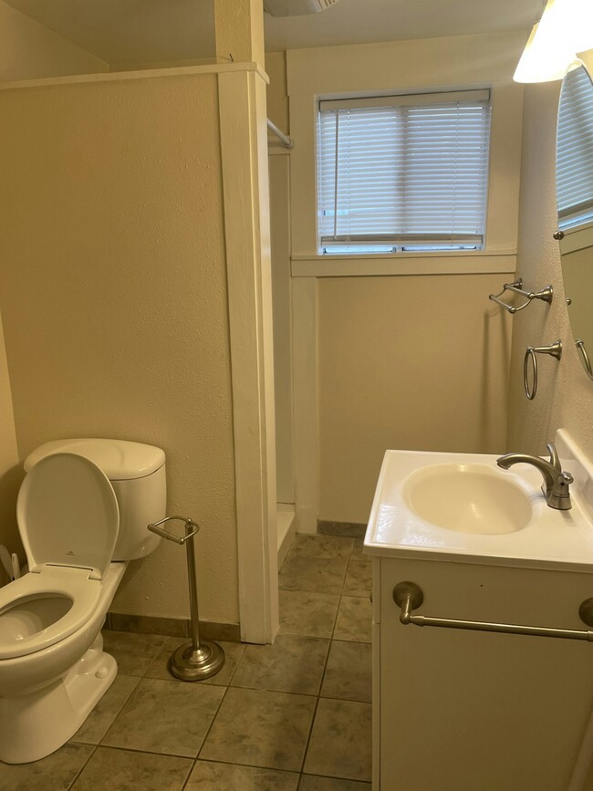 Building Photo - 254 E 4th Ave