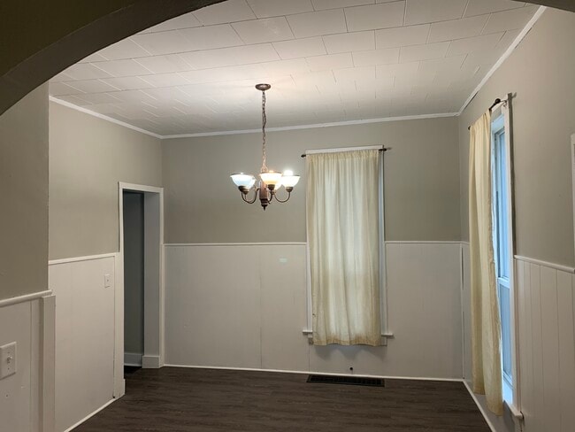 Dining - 121 E Jackson St