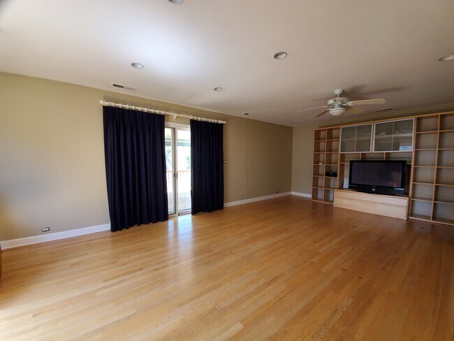 Building Photo - 212 Elm St