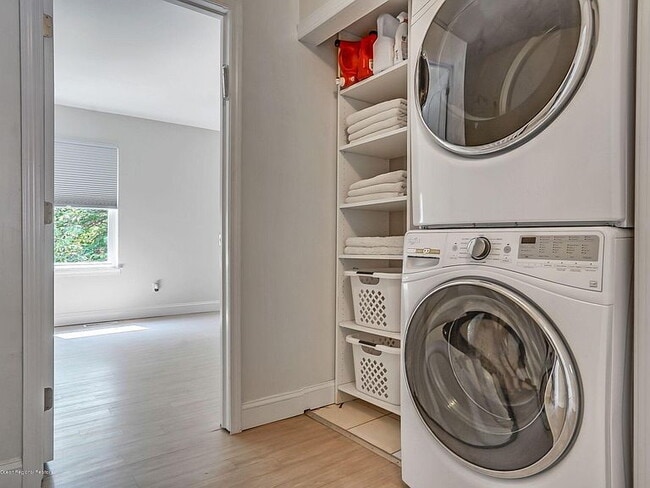 Building Photo - "Charming 3-Bed, 2- in Lakewood -