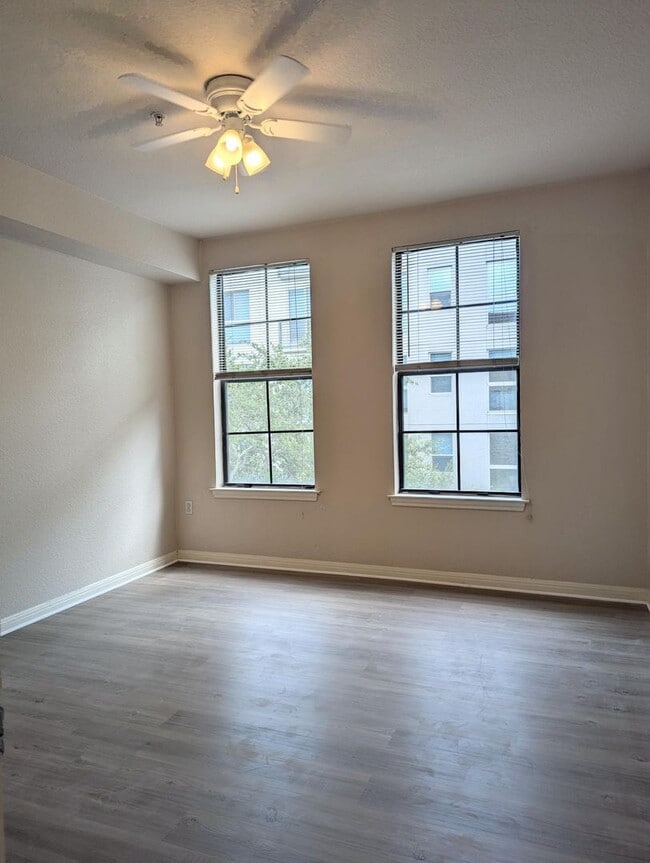 Foto del edificio - Spacious, bright 1x1 768 square feet! New flooring throughout, full size washer/dryer & balconette!