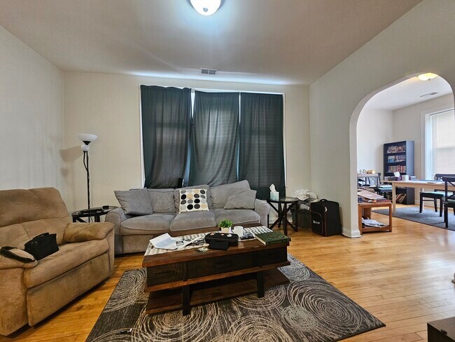 Foto del edificio - 3819 W Fullerton Ave