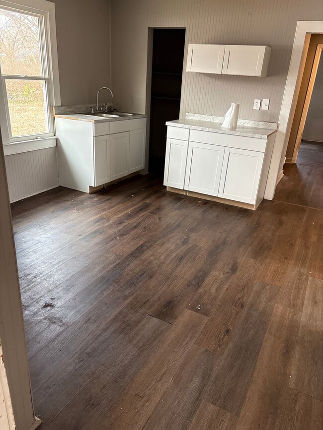 Building Photo - 4 Bedroom 1 Bath in High Point