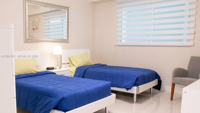 Foto del edificio - 18100 N Bay Rd