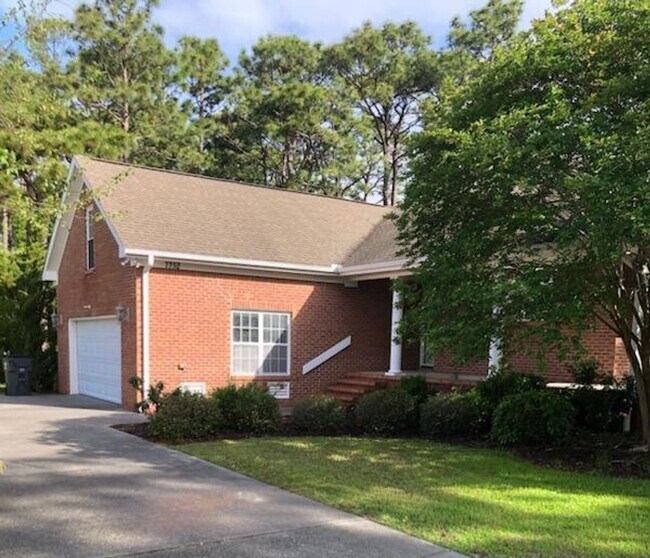 Foto del edificio - 4 bedroom/3 bathroom in Cypress Island community, minutes from Carolina Beach!