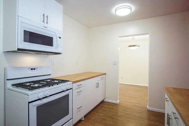 Foto del edificio - Historic Kensington - Charming 2bd/2ba with Bonus Room & parking - Ground floor Level