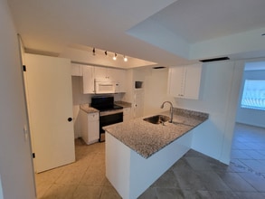 Building Photo - 4915 Catalina Dr