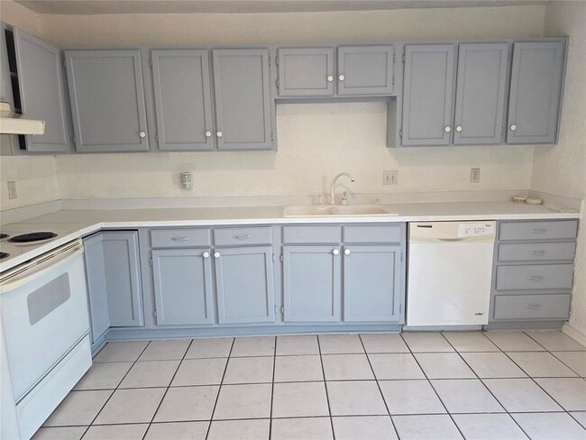 Building Photo - 635 Sinclair Dr