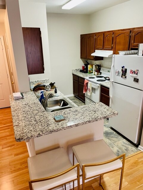 Cocina equipada con nevera, fogones y lavavajillas. - 2700 Pine Tree Rd NE