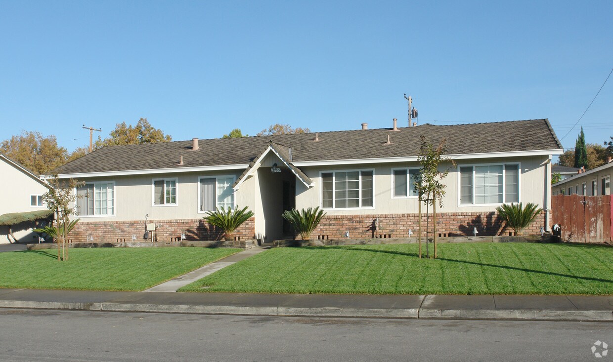Building Photo - 2165 Royal Drive