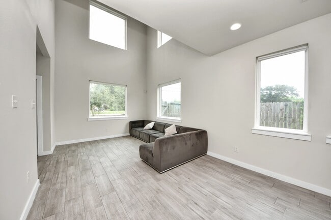 Building Photo - 4228 Bellfort Ave