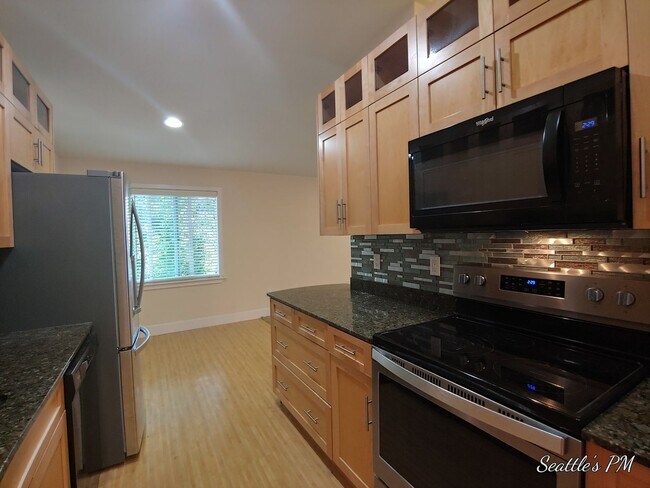 Building Photo - Beatiful Top Floor Condo-Close to Light Rail