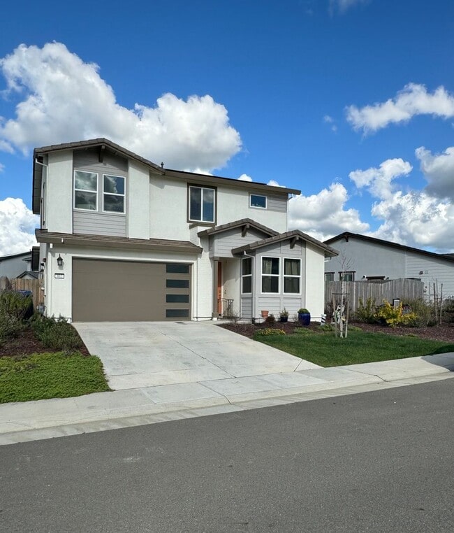 Building Photo - BEAUTIFUL 4 BEDROOM SOLAR HOME IN LINCOLN!