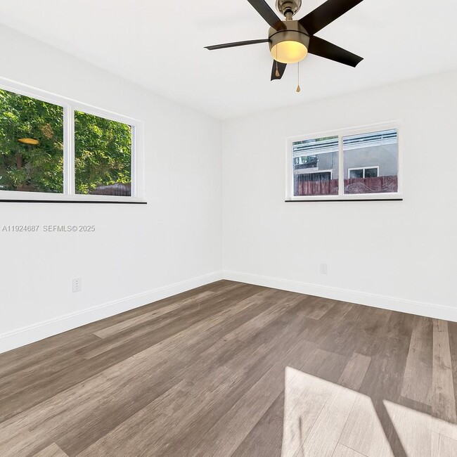 Building Photo - 1520 NE 14th Terrace