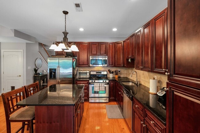 Foto del edificio - Beautiful 3 Bedroom Bridgeport Townhome!