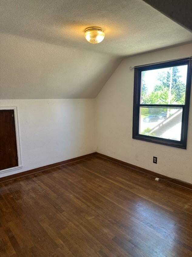 Building Photo - Cozy 1-Bedroom, 1-bath Upstairs Apartment In Southwest Eugene!