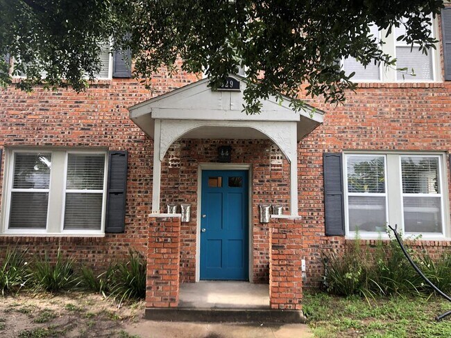 Building Photo - 629 E 11th St