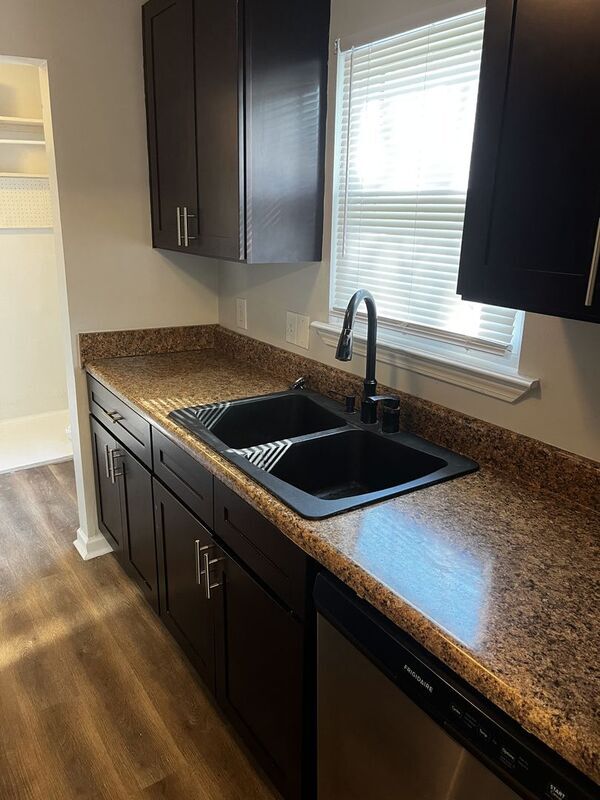 Foto del edificio - 593 Pleasant Hill Dr