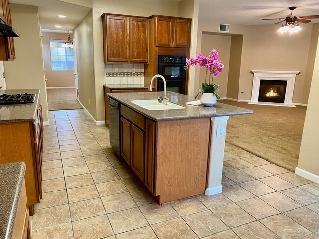 Building Photo - $3,100, Beautiful 4 Bed, Solar Panels, ZER...