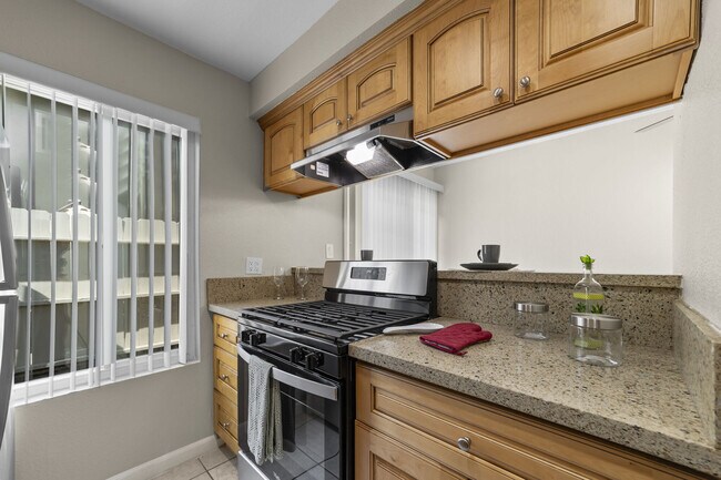Cocina en Olive Tree Townhomes en Costa Mesa, California. - Olive Tree