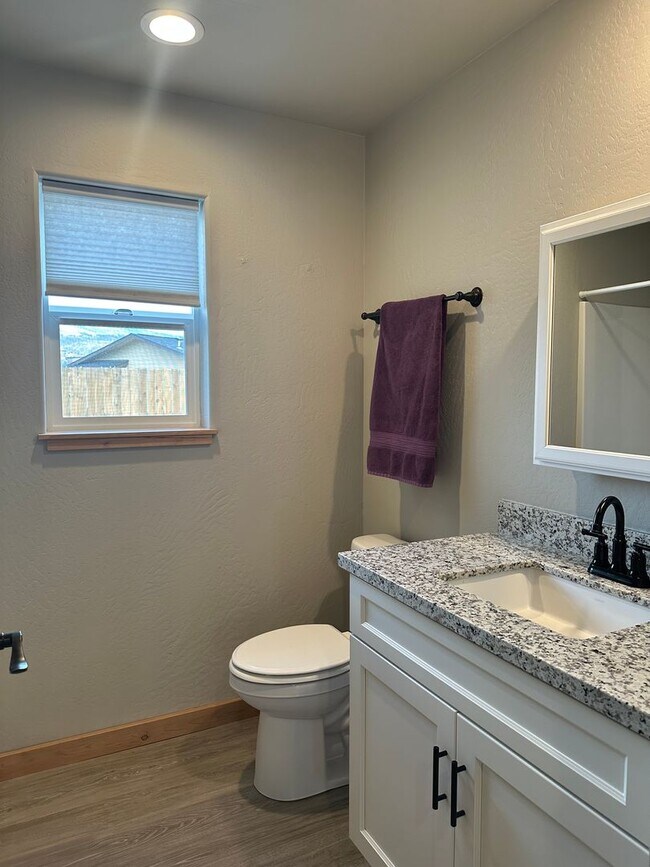 Foto del edificio - Beautiful 3BR/2BA Two-Story Home with Gara...