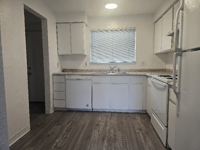 Building Photo - 1412 E 9th St