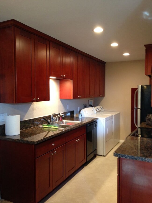 Building Photo - Townhouse w/ Garage & Private Patio, Walking distance to shopping, near highly rated schools