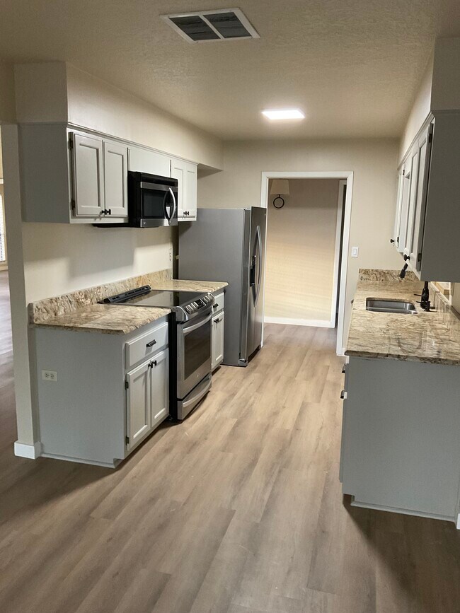 Granite kitchen - 115 Frederick Rd