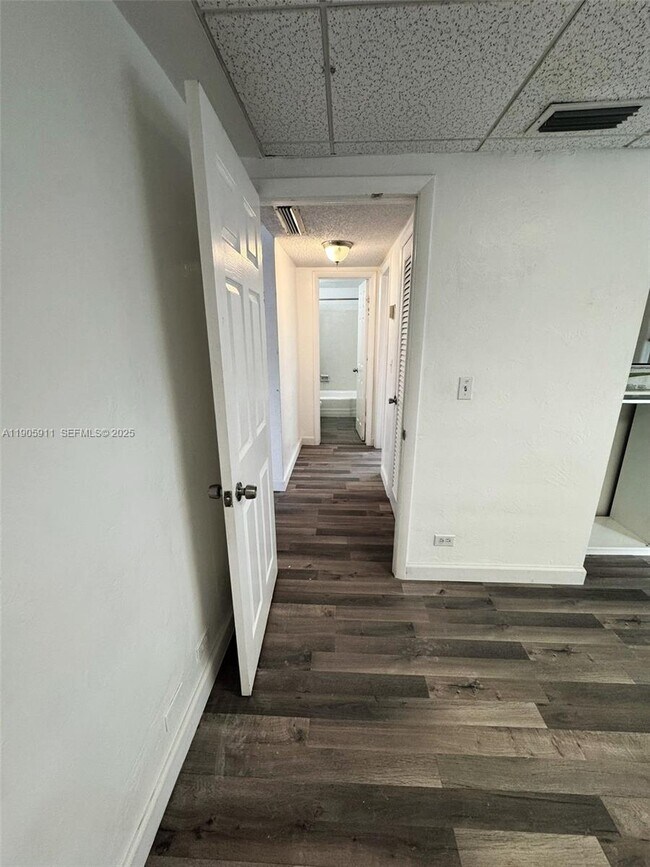 Foto del edificio - 1610 NW N River Dr