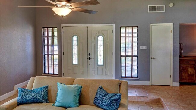 Foto del edificio - 1211 Crestwood Ct