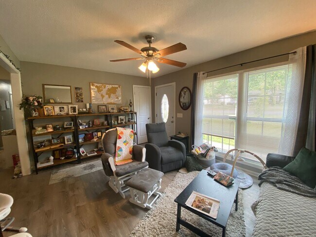Building Photo - 139 Storybook Dr