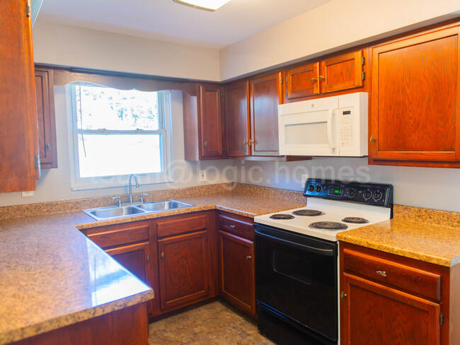 Kitchen - 1059 Bayridge Ave