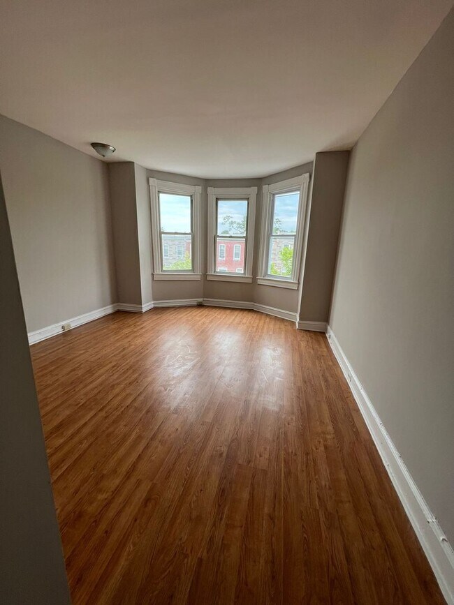 Building Photo - Three Bedroom One Bathroom Recently Renova...