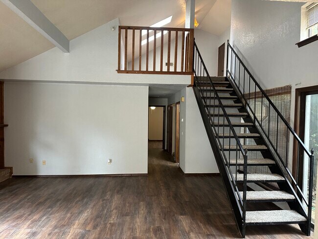 Sala de estar con escaleras a lo - 6107 Gaelic Glen Dr