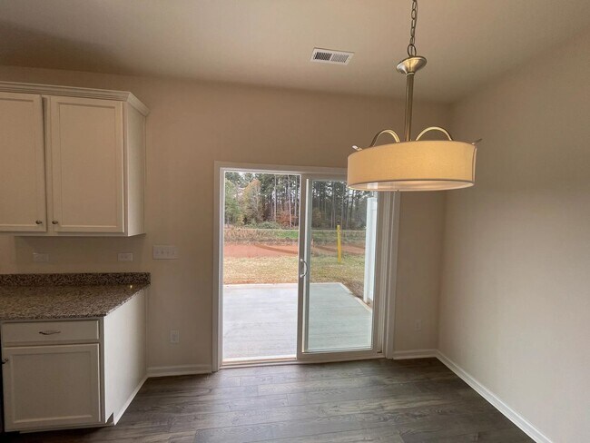 Building Photo - Beautiful 3BR w/ Garage