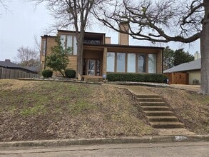 Building Photo - 213 Sovereign Ct