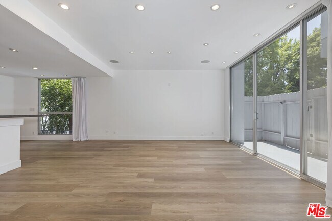 Building Photo - 1100 Alta Loma Rd