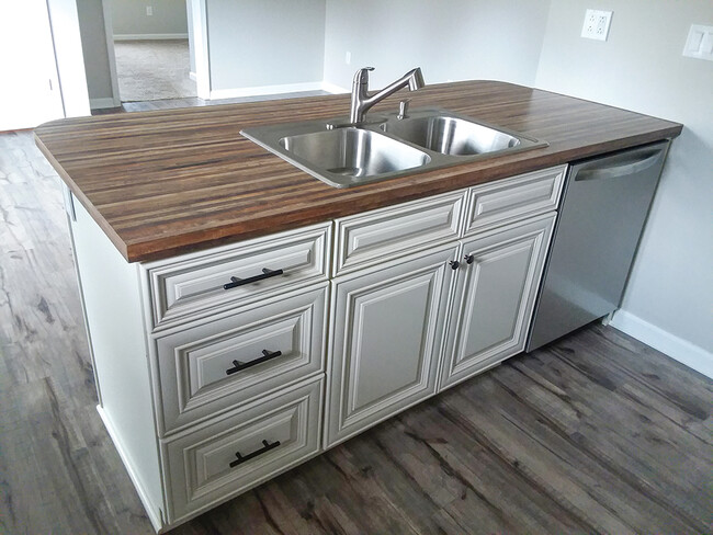 Kitchen Island / Dishwasher - 1108 S Locust St