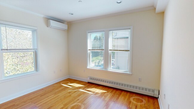 Foto del edificio - 6/1 No Fee! Spacious, sunny 3BR/1.5BA between Harvard & Porter!