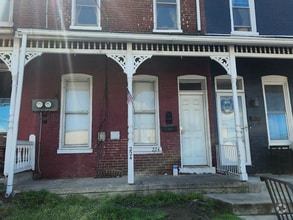 Building Photo - 224 Maple St